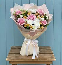 Букет цветов из:  Гвоздики, Орхидеи и Розы в Тотьме