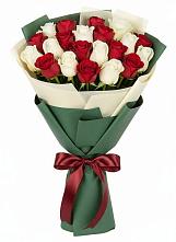 Букет Микс из красных и белых роз в Тотьме