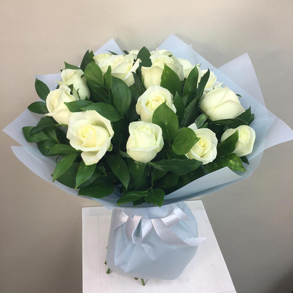 Букет 15 Белых роз Проуд в Тотьме