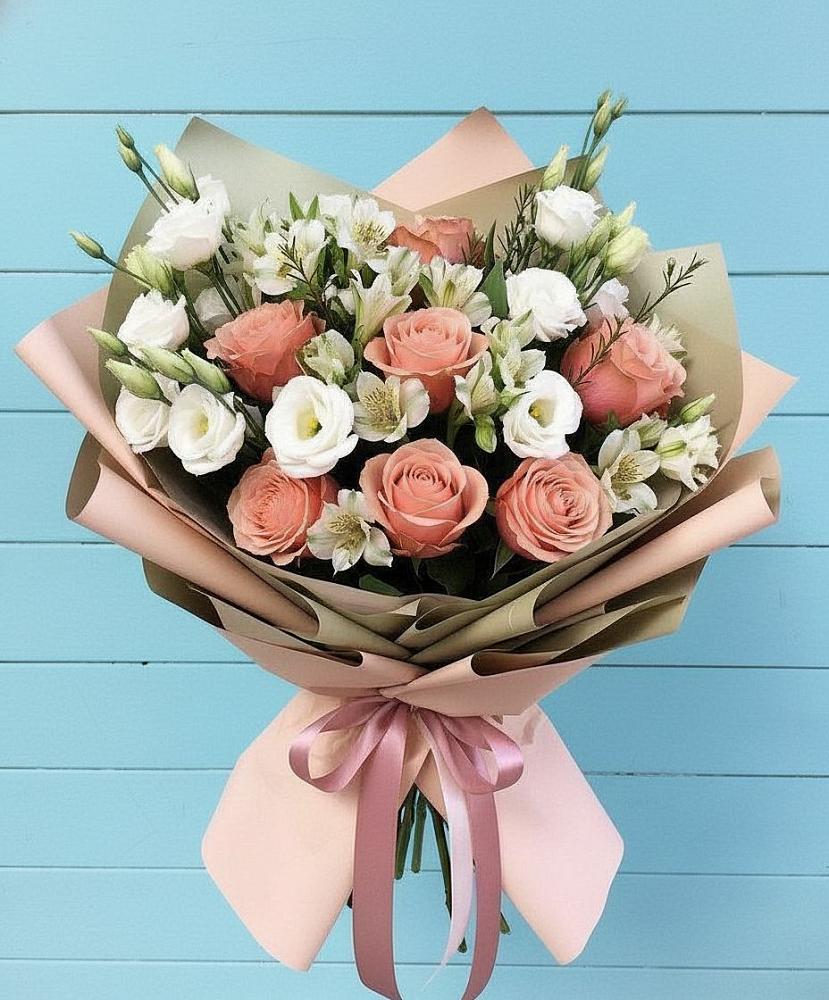 Букет цветов из: Розы, Альстромерии и Лизиантусы в Тотьме