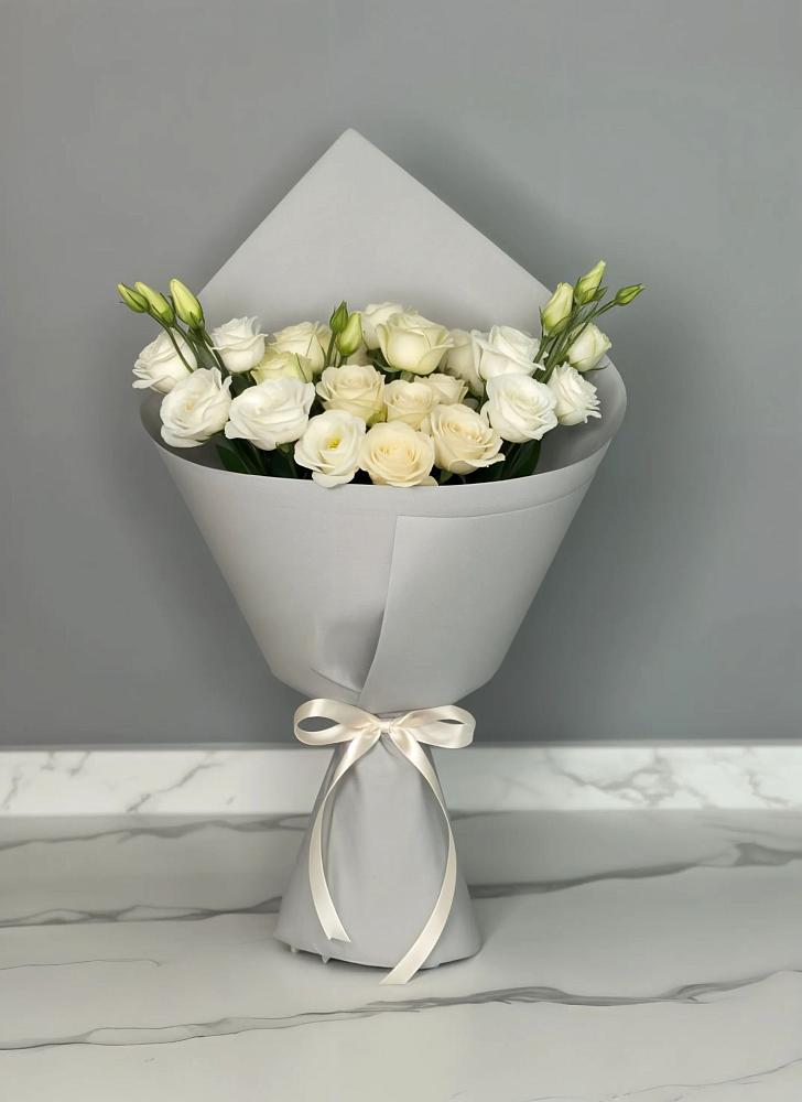 Букет цветов из: Розы и Лизиантусы в Тотьме