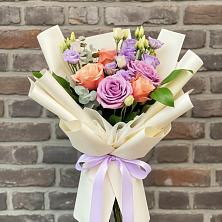 Букет цветов из:  Лизиантусы и Розы в Тотьме