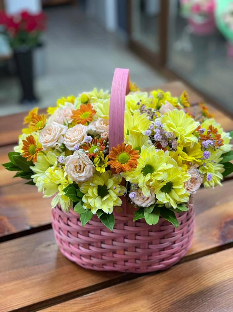 Цветочная композиция из Хризантемы и Розы в корзине в Тотьме