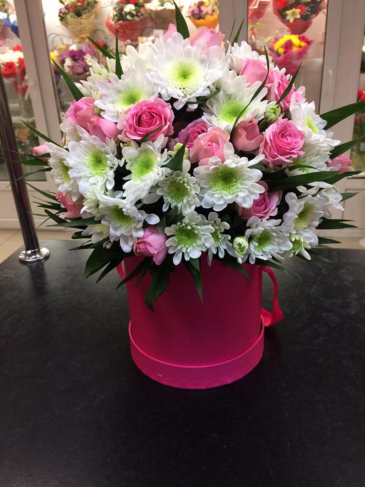 Цветочная композиция из Розы и Хризантемы в шляпной коробке в Тотьме