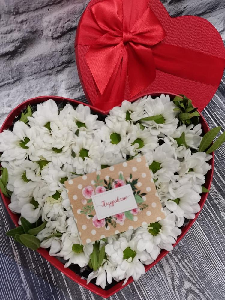 Цветочная композиция из Хризантемы в виде сердца в Тотьме