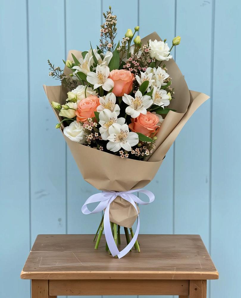 Букет цветов из: Альстромерии, Лизиантусы, Розы и Хризантемы в Тотьме