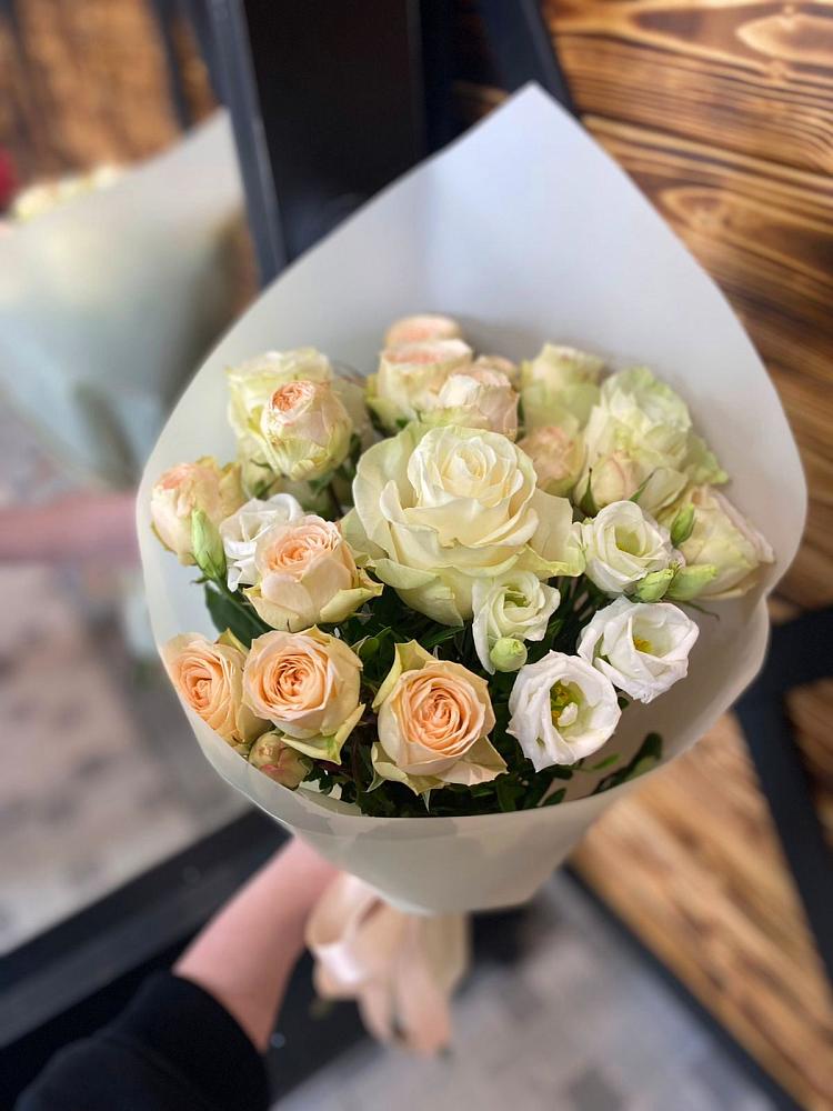 Букет цветов из: Розы и Лизиантусы в Тотьме